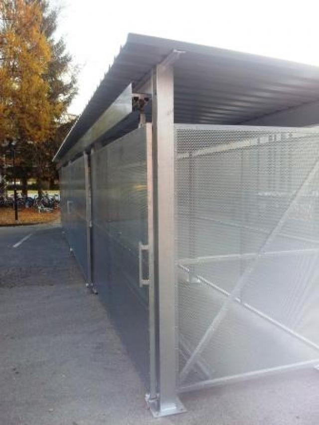 Müllüberdachung aus Stahl verzinkt, mit einem Dach aus beschichteten Trapezblech.
